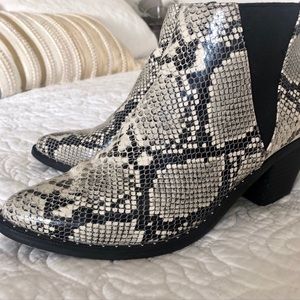 Universal Thread snake print booties